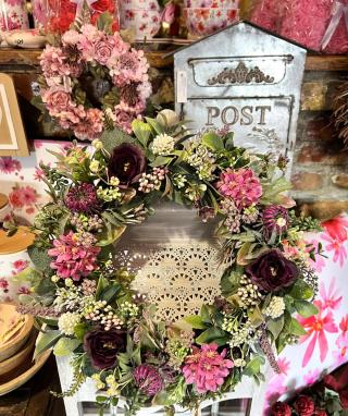 Készülnek a tavaszi koszorúk