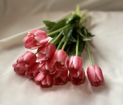 Élethű tulipán csokor