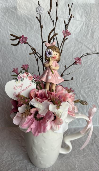 Virágbox porcelán csészében, asztaldísz, virág dekoráció