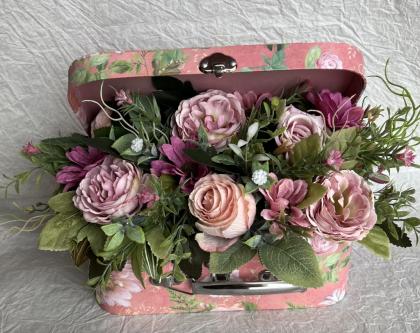 Virágbox, asztaldísz, virág dekoráció, bőrönd