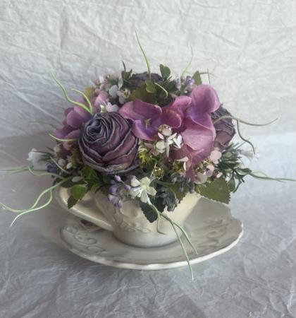 Virágbox porcelán csészében, asztaldísz, virágdekoráció