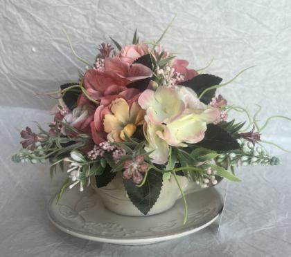 Virágbox porcelán csészében, asztaldísz, virágdekoráció