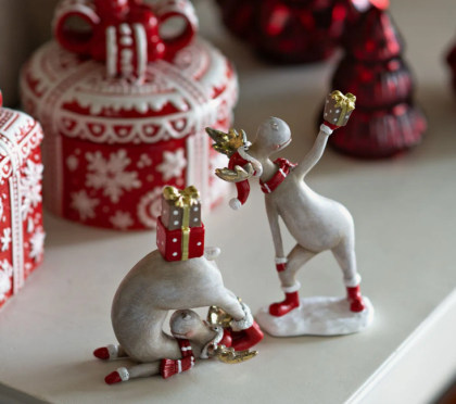 Jógázó rénszarvasfigura ajándékkal (több méret)