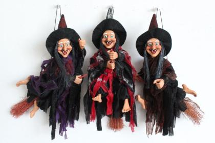 Elegáns repülő boszorkány, repülő boszi, akasztható boszorkányfigura, Halloween dekoráció 20 cm