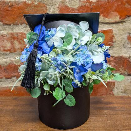 Ballagási virágbox, ajandék ballagásra, ballagási csokor, kék virágos, sapkás