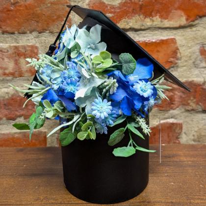 Ballagási virágbox, ajandék ballagásra, ballagási csokor, kék virágos, sapkás