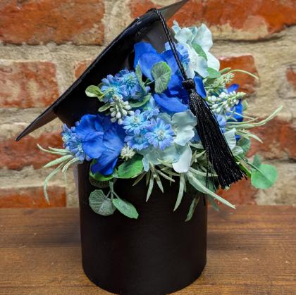 Ballagási virágbox, ajandék ballagásra, ballagási csokor, kék virágos, sapkás