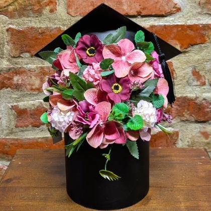 Ballagási virágbox, ajandék ballagásra, ballagási csokor, lila virágos, sapkás