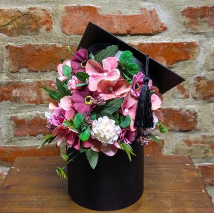 Ballagási virágbox, ajandék ballagásra, ballagási csokor, lila virágos, sapkás