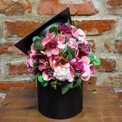 Ballagási virágbox, ajandék ballagásra, ballagási csokor, lila virágos, sapkás