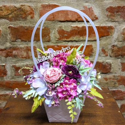 Ballagási virágbox, ajandék ballagásra, ballagási csokor, lila virágos, fehér táska