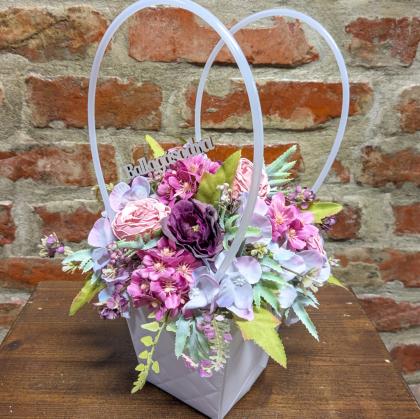 Ballagási virágbox, ajandék ballagásra, ballagási csokor, lila virágos, fehér táska