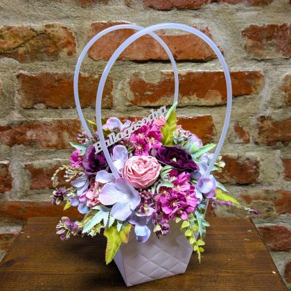 Ballagási virágbox, ajandék ballagásra, ballagási csokor, lila virágos, fehér táska