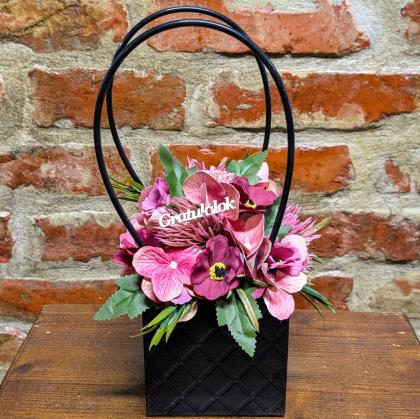 Ballagási virágbox, ajandék ballagásra, ballagási csokor, lila virágos, fekete táska