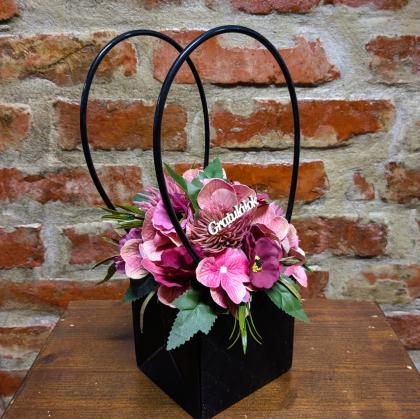 Ballagási virágbox, ajandék ballagásra, ballagási csokor, lila virágos, fekete táska